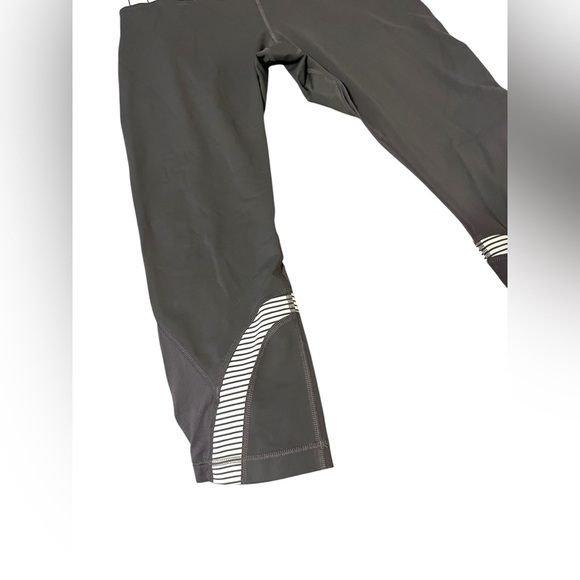 LULULEMON Run Inspire Crop Grey Angel Wing Slalom & White Quiet Stripe Size 8/10 - Picture 3 of 9